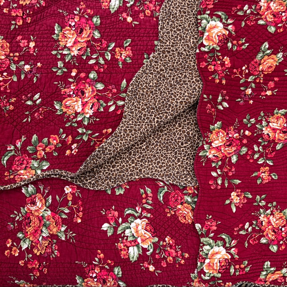 Quilt Twin Red Floral & Reverses to Leopard